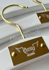 Metal Plaka Logolu BEYAZ Ahşap Gelinlik Abiye Askısı Klasik GOLD Kancalı
