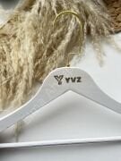 Logolu Beyaz Ahşap Elbise Askısı Bluz Askısı Gold Lama Kancalı LAZER KAZIMA LOGOLU