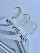 Logolu Beyaz Ahşap Elbise Askısı Bluz Askısı Gold Lama Kancalı LAZER KAZIMA LOGOLU